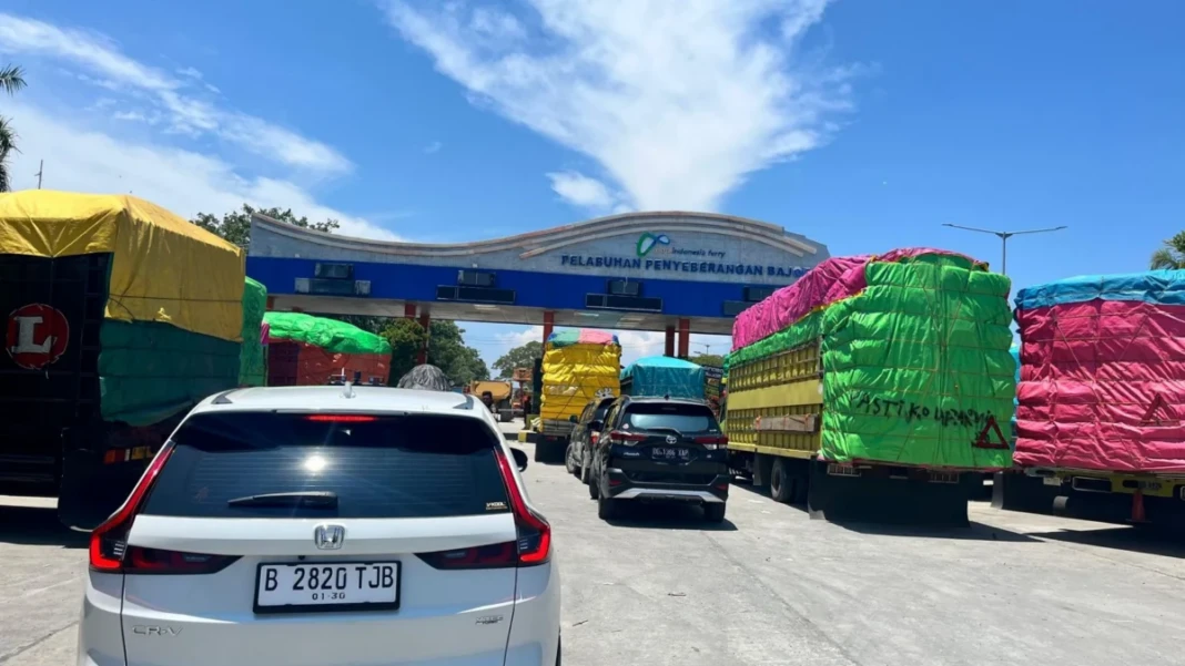Antrean kendaraan di Pelabuhan Bajoe