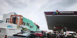 Antrean SPBU di Jalan Pettarani