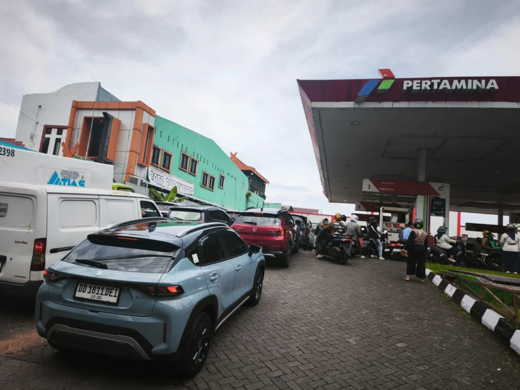 Antrean SPBU di Jalan Pettarani