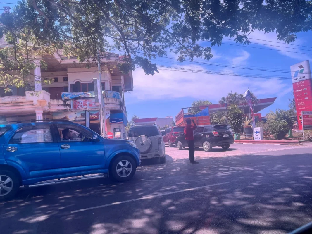 antrian BBM di SPBU Bone