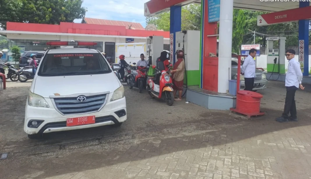 Antrian panjang di salah satu SPBU di Bone