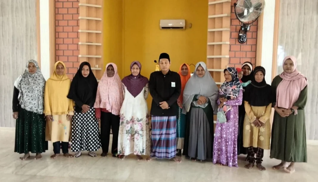 Bersama para Muallaf Masjid Al Huda Bade Distrik Edera Kabupaten Mappi Provinsi Papua Selatan.