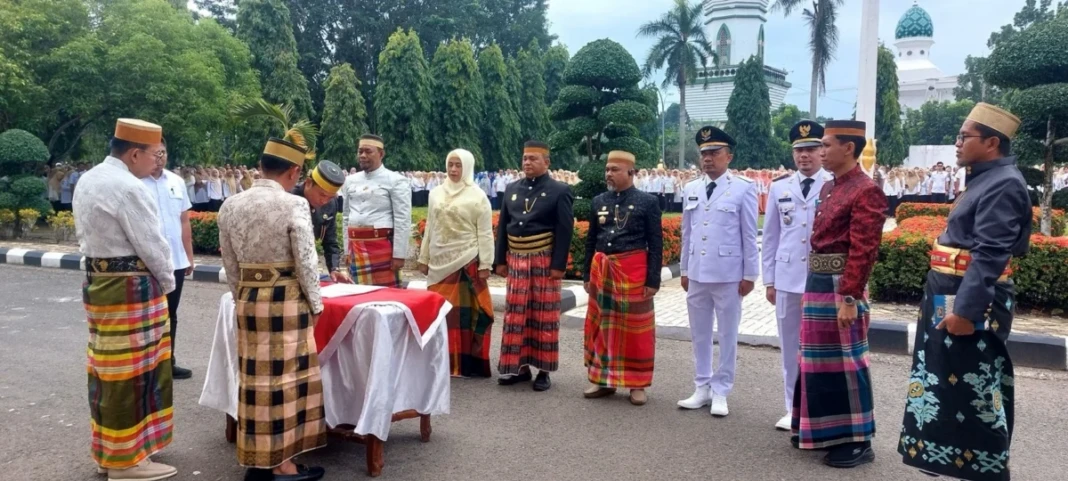 Bupati Bone Andi Asman Sulaiman mendadak melantik enam pejabat di Pemkab Bone, bahkan beberapa di antaranya masih mengenakan busana adat