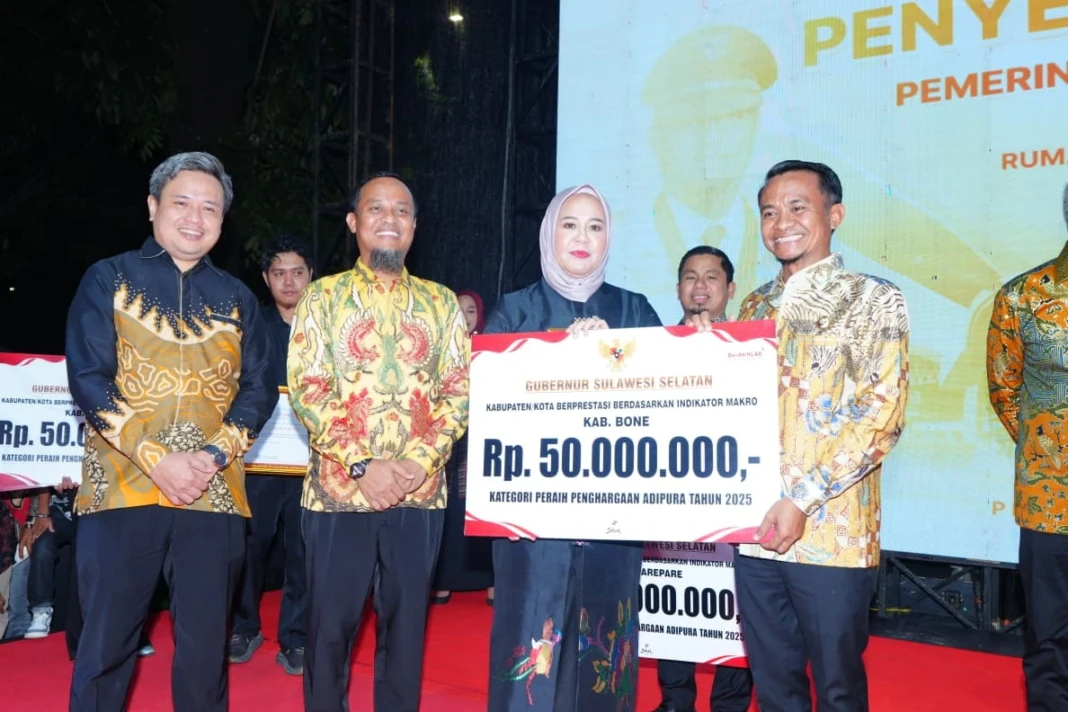 Bupati Bone H Andi Asman Sulaiman menerima insentif Rp50 juta yang berupa penghargaan Pemprov Sulsel sebagai kabupaten berprestasi, Minggu (2932026).