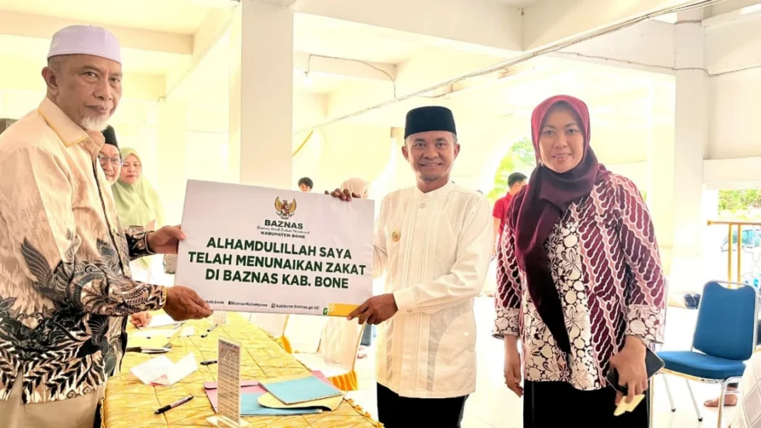 Bupati Bone membayar zakat