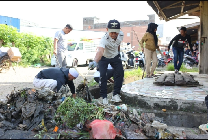 Bupati Bone terjun langsung membersihkan sampah. Bupati juga tengah merancang program sampah PBB sebagai bentuk komitmen mengurangi sampah rumah tangga di Bone