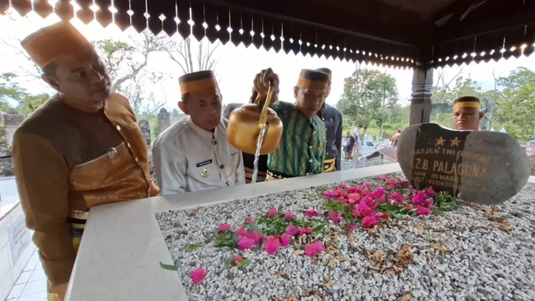 Bupati Bone Ziarah makam mantan gubernur Palaguna