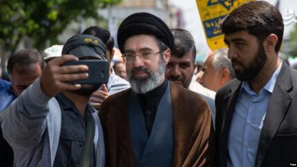 Di antara anak-anak Sayed Ali Khanei, pemimpin Republik Islam yang syahid, banyak orang menganggap Sayed Mujtaba sebagai orang yang paling mirip dengan Sayed Ali Khamenei