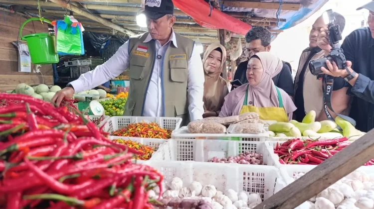 Direktur Utama Bulog RI, Mayjen TNI (Purn.) Ahmad Rizal Ramdhani sidak di Pasar Terong Makassar, Minggu, 1 Maret 2026. (Dok.humas Perumda Pasar)