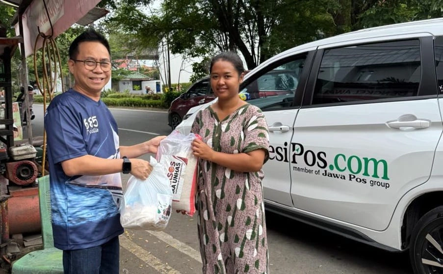 Direktur Utama SulawesiPos.com, Sukriansyah S. Latief turut membagikan bantuan sembako IKA Unhas dan AAS Foundation