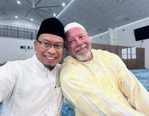 Dr. Muthahhir Arif, Imam Besar Masjid Istiqlal Houston (kiri), berfoto bersama salah seorang jamaah mualaf setelah kegiatan ibadah Ramadan, mencerminkan suasana hangat ukhuwah dan kebersamaan komunitas Muslim diaspora di Houston, Amerika Serikat