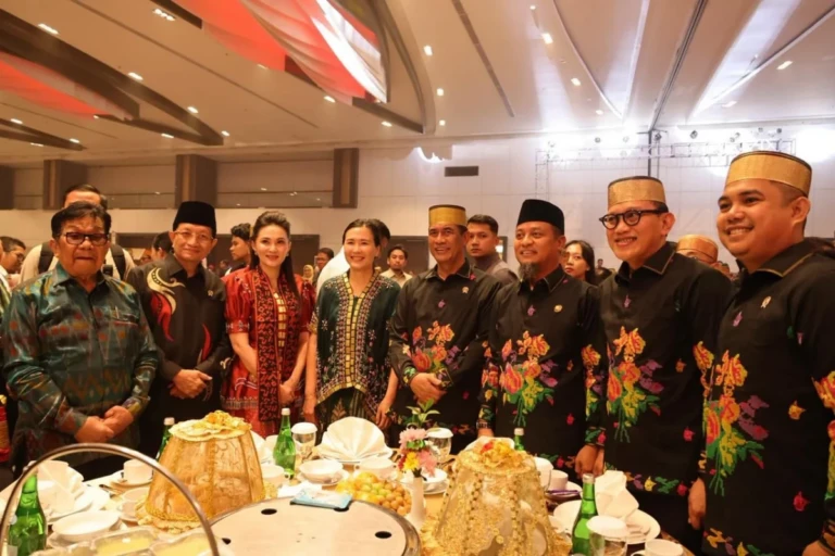 Foto bersama Mentan Andi Amran Sulaiman dengan para pengusaha di acara PSBM 2026