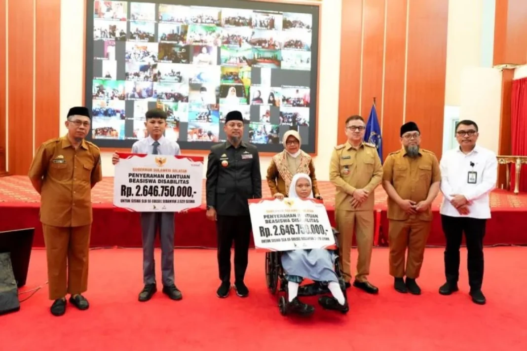 Gubernur Sulsel Andi Sudirman Sulaiman (tiga kiri) berfoto bersama usai penyerahan beasiswa bagi pelajar SLB di Makassar, Senin