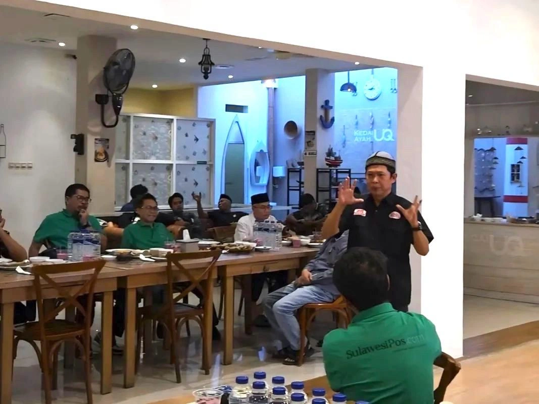 Hendra Noor Saleh dalam sharing session pada acara buka puasa SulawesiPos bersama Dewan Pembaca