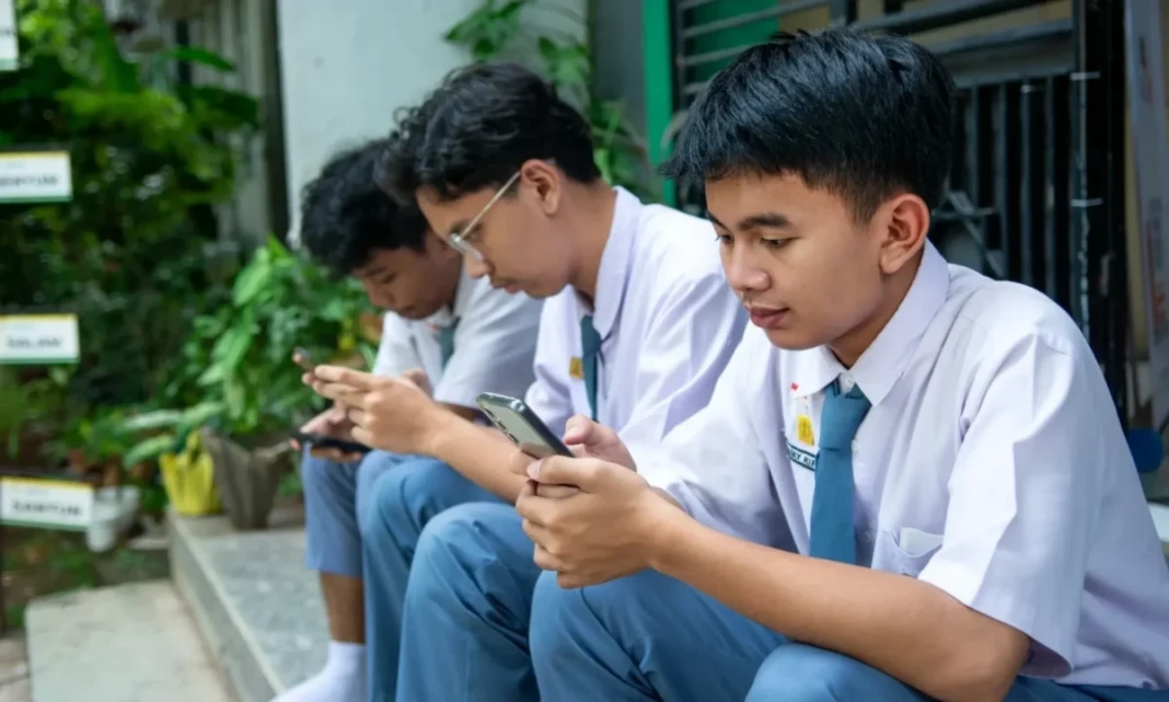 Ilustrasi anak SMA bermain gawai