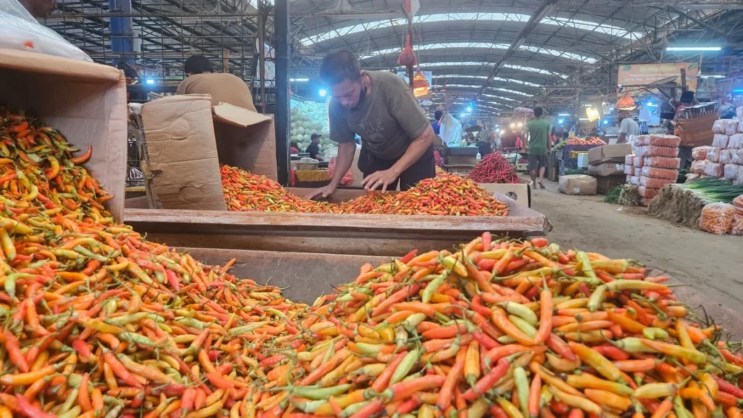 Harga cabai rawit di Makassar melonjak hingga Rp85 ribu per kg. TPID turun tangan melakukan operasi pasar akibat pasokan berkurang.