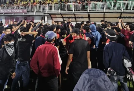 Suporter PSM Turun dilapangan dan mendatangi bench tim PSM Makassar. dok/adrianspos