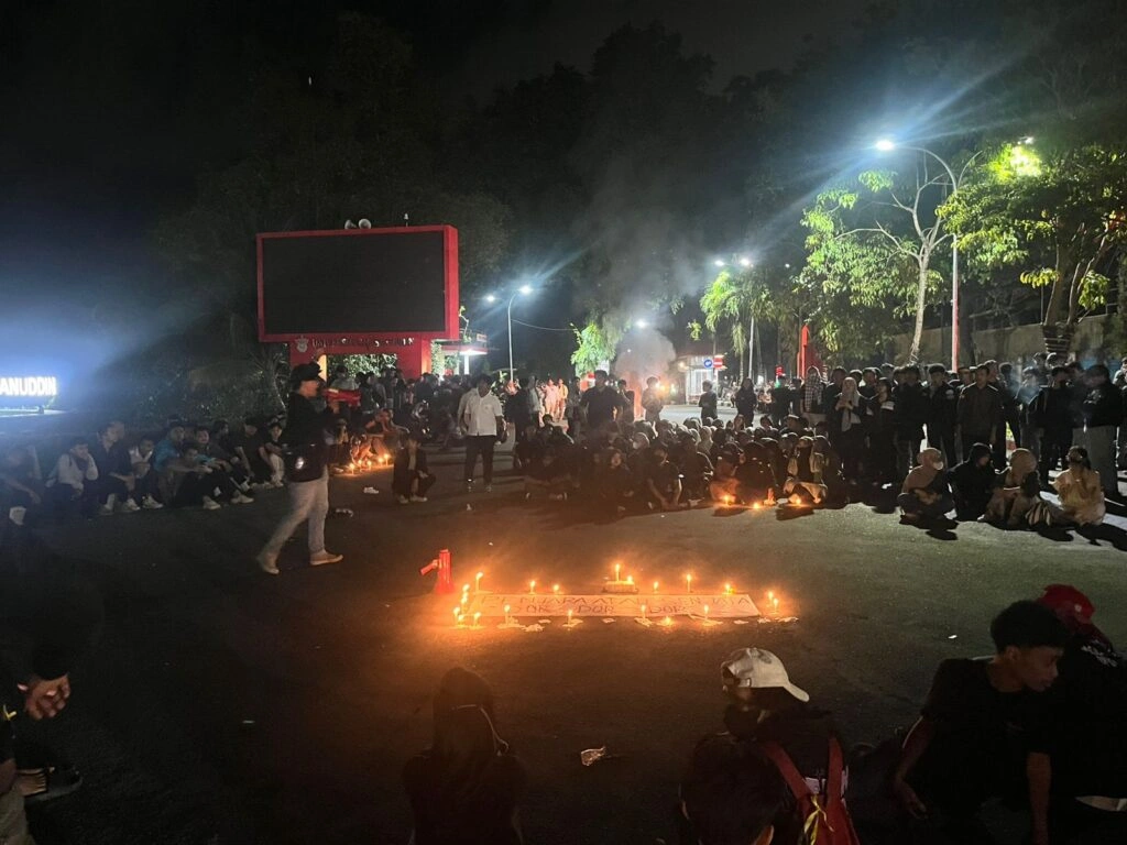 Aliansi mahasiswa Universitas Hasanuddin (Unhas) menggelar aksi solidaritas di depan Pintu 1 kampus Unhas pada Selasa malam (3/3/2026).