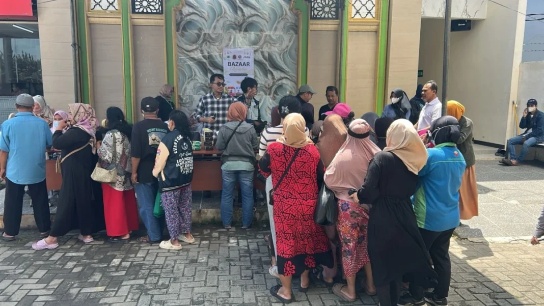Warga mengatri Bazar Ramadhan IKA Unhas Jabodetabek.