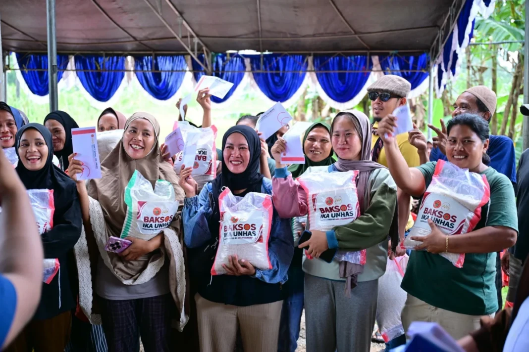 Warga terdampak banjir mendapatkan bantuan beras 5 kg dan uang tunai dari Ketua IKA Unhas Andi Amran Sulaiman yang disalurkan melalui baksos IKA Unhas di Barombong, Tamalate, Makassar.