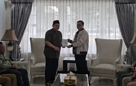 Panitia PSBM XXVI yang diwakili oleh Muh. Sapri Pamulu memberikan undangan PSBM XXVI kepada Wali Kota Makassar, Munafri Arifuddin (Appi) di kantor balaikota Makassar. dok/adrianspos