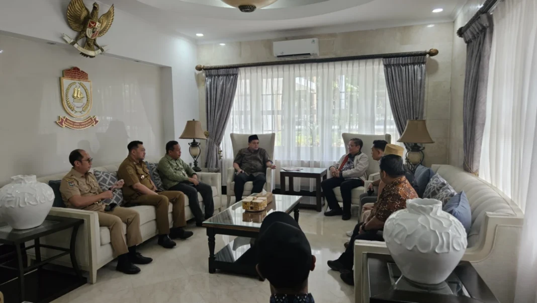 Panitia PSBM XXVI yang diwakili oleh Muh. Sapri Pamulu bertemu Wali Kota Makassar, Munafri Arifuddin (Appi) untuk membahas Pertemuan Saudagar Bugis dikantor balaikota Makassar. dok/adrianspos