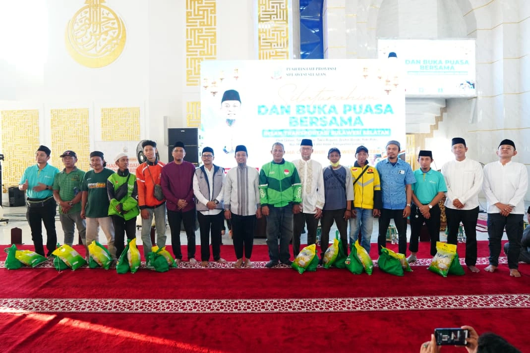 Gubernur Sulsel Andi Sudirman Sulaiman buka puasa bersama ribuan insan transportasi di Masjid Kubah 99 Makassar.