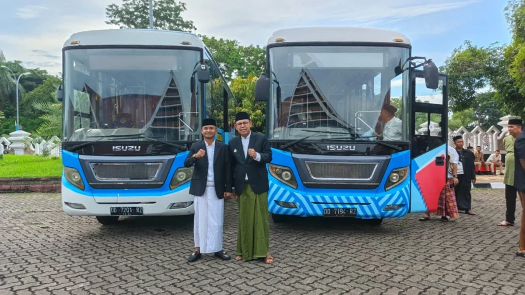 Bupati Bone Andi Asman Sulaiman resmi meluncurkan Bus Sekolah BerAmal usai Salat Id 2026. Program ini hadir sebagai solusi transportasi aman dan murah bagi pelajar.