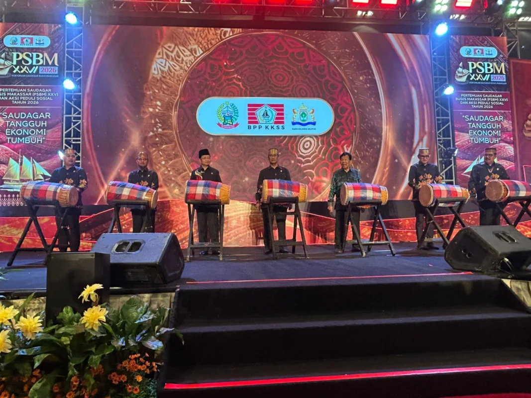 Ketua Umum BPP Kerukunan Pembukaan PSBM XXVI ditandai dengan penabuhan gendang oleh Ketua kerukunan keluarga Sulawesi Selatan, Andi Amran Sulaiman, bersama sejumlah tokoh nasional dan daerah, Kamis (26/3/2026). dok/ekispos