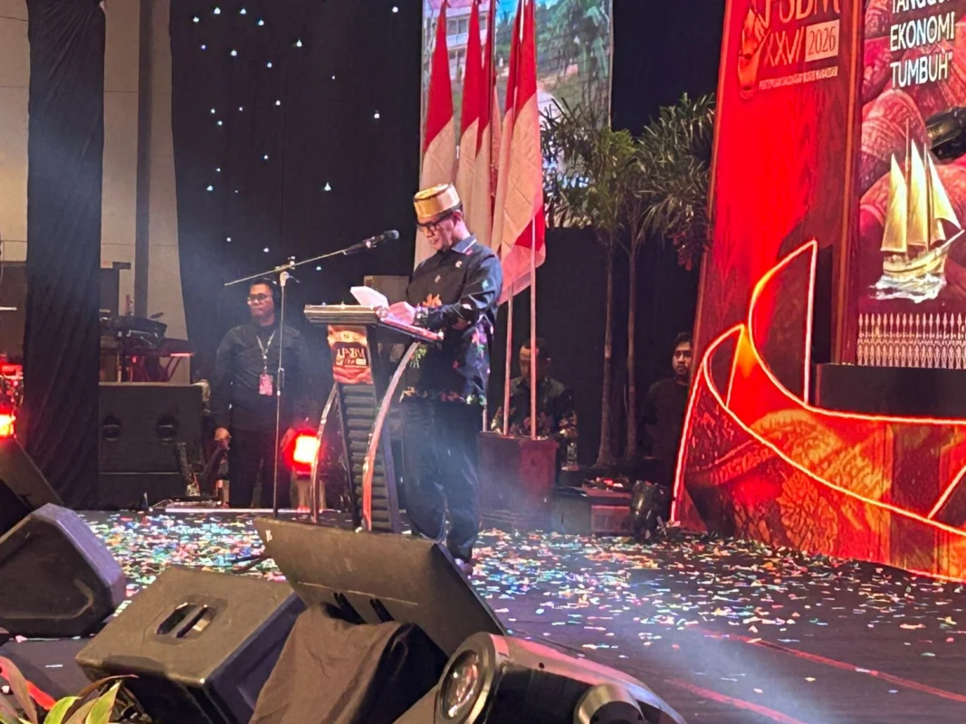 Ketua Umum Badan Pengurus Pusat Kerukunan Keluarga Sulawesi Selatan (BPP KKSS), Andi Amran Sulaiman, dalam sambutannya pada pertemuan saudagar Bugis Makassar di hotel Claro Makassar. Dok/pipoyspos