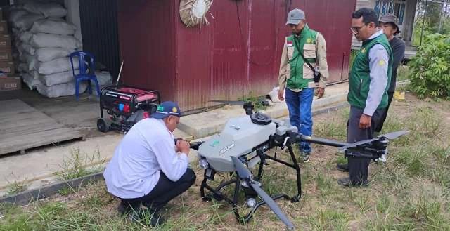 Kementan dalam pengoperasian drone pertanian di lokasi Cetak Sawah Rakyat (CSR) Kapuas, Kalimantan Tengah.
