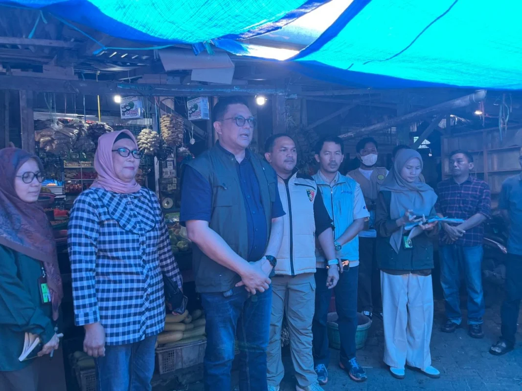 Direktur Pengawasan Penerapan Standar Keamanan dan Mutu Pangan Bapanas, Brigjen Pol Hermawan, melakukan pengawasan langsung ke pasar Pa'baengbaeng Kota Makassar