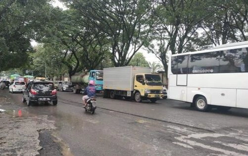 Jalan Perintis Kemerdekaan, Makassar yang rusak.