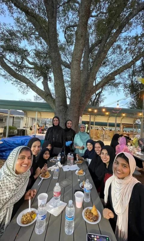 Jamaah Muslum dari berbagai latar belakang budaya dan negara berbuka puasa di Masjid Istiqlal Houston Amerika Serikat