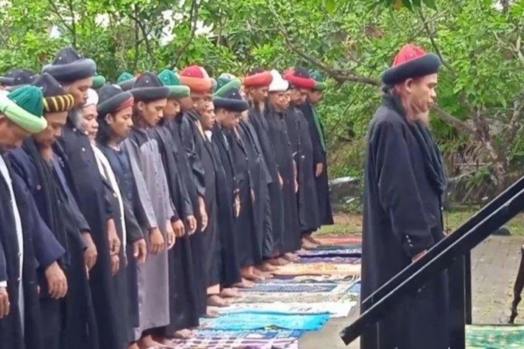 Jemaah An-Nadzir melaksanakan salat.