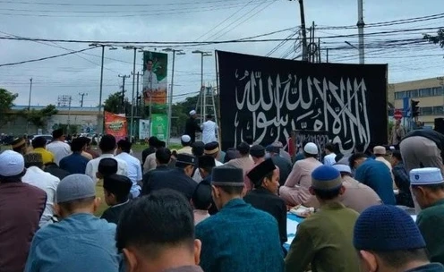 Jemaah Tarekat Naqsyabandiyah telah melaksanakan Salat IdulFitri 1447 Hijriah di area parkir ruko pinggir Jalan Perintis Kemerdekaan, Makassar, Sulawesi Selatan.
