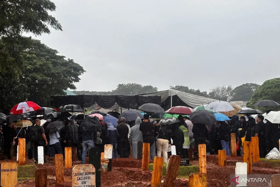 Jenazah penyanyi dan penulis lagu Vidi Aldiano dimakamkan pada Minggu di TPU Tanah Kusir.