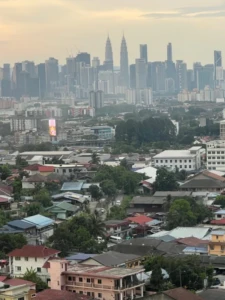 Kampung Cheras Baru dilihat dari atas dengan pemandangan Menara Kembar