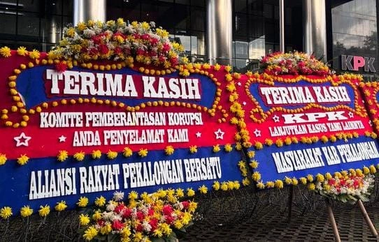 Karangan bunga di depan gedung KPK