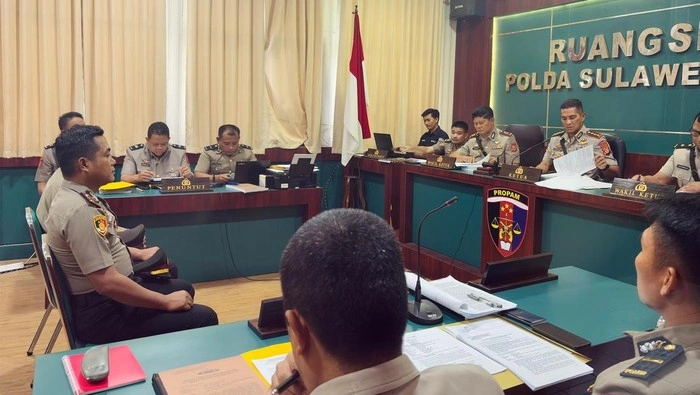 Kasat Narkoba Polres Torut AKP Arifan Efendi bersama Kanitnya, Aiptu Nasrul menjalani sidang Komisi Kode Etik