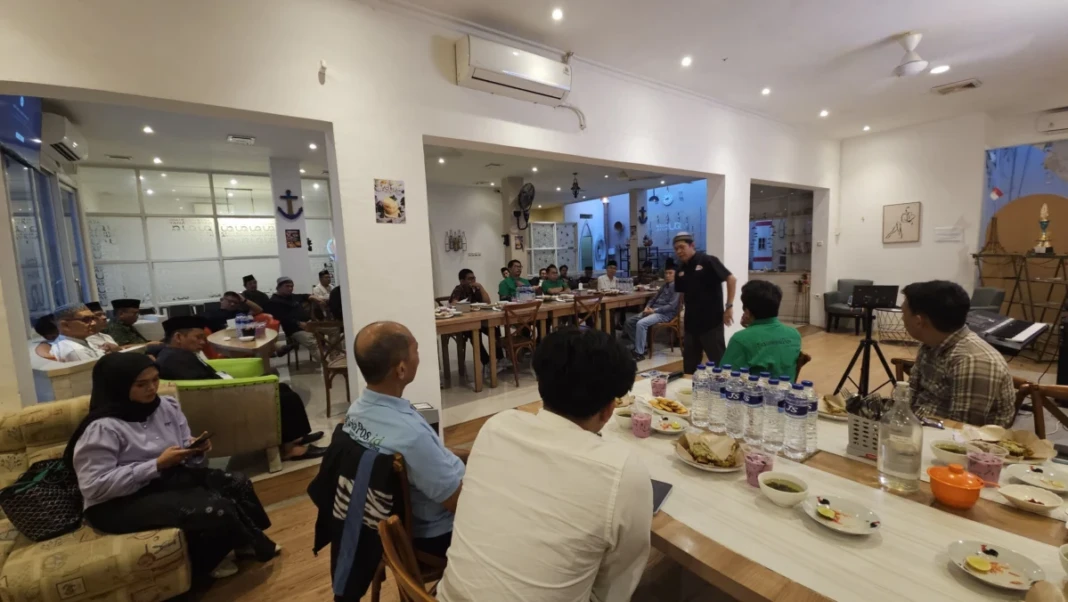 Suasana buka bersama SPos dengan dewan pemnaca di Kedai Ayah UQ, Makassar, Jumat (13/3/2026).