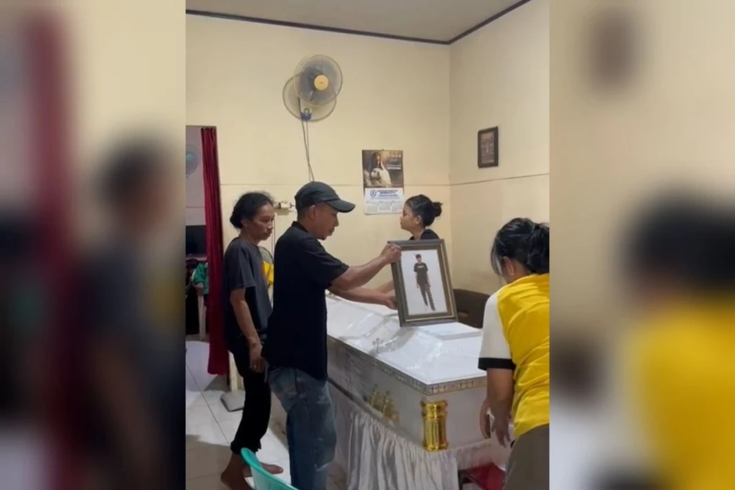 Keluarga mempersiapkan proses pemakaman Bertrand Eko Prasetyo yang tewas akibat diduga terkena tembakan polisi di Jalan Toddopuli, Kecamatan Panakkukang, Kota Makassar, Sulsel, Selasa