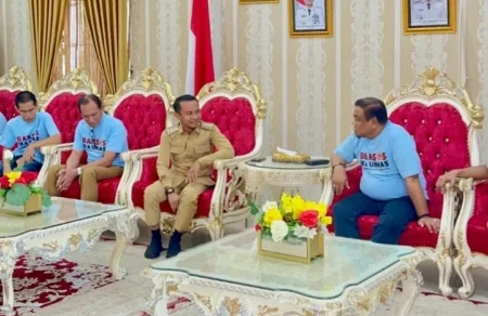 Ketua IKA FISIP, H Andi Fahsar M Padjalangi bersilaturahmi dengan Bupati Bone, H Andi Asman Sulaiman membahas bakti sosial