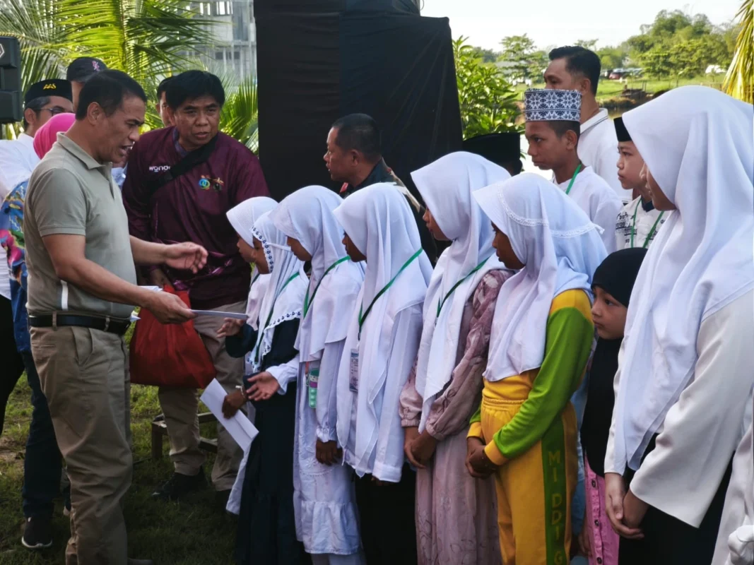 Ketua IKA Unhas Andi Amran Sulaiman memberi santunan kepada 1.000 anak dari panti asuhan dan pesantren se-Makassar, Jumat (27:3:2026)