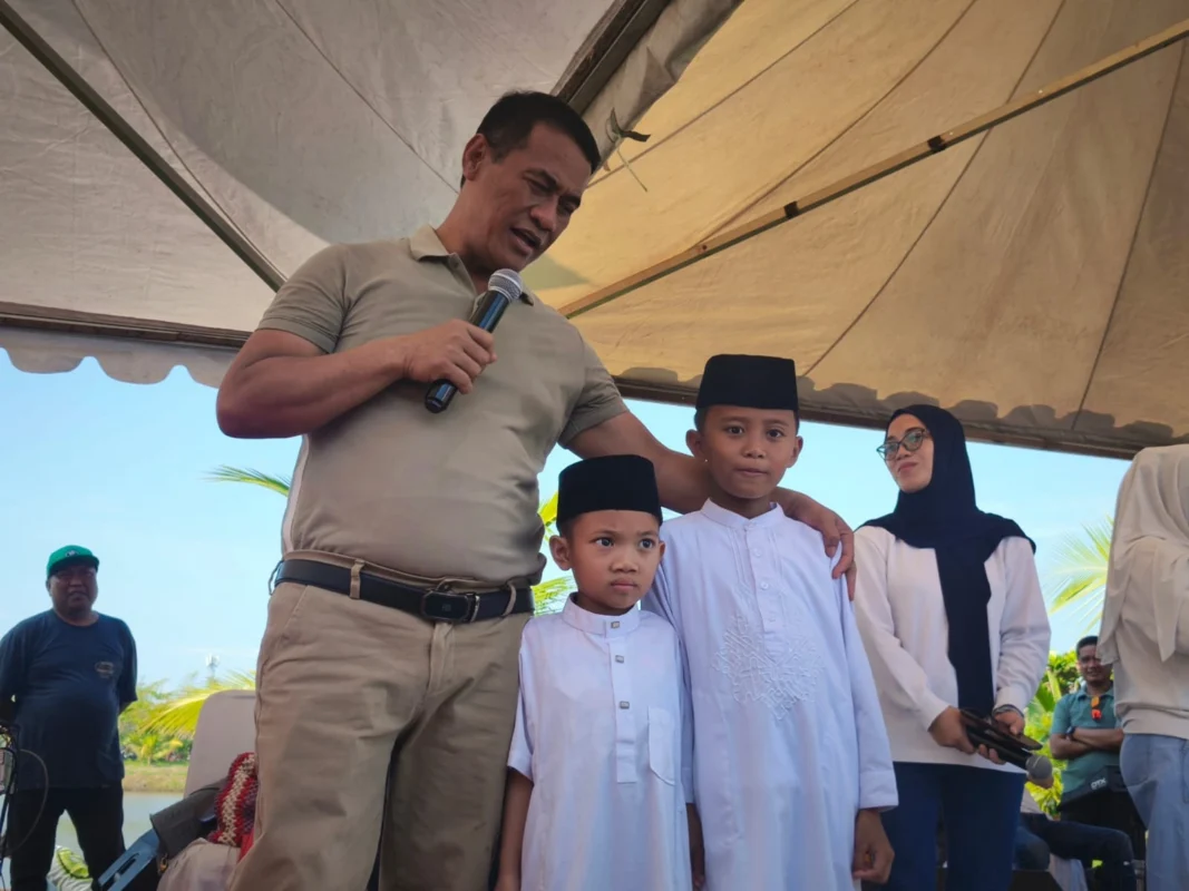 Ketua IKA Unhas sekaligus Menteri Pertanian, Andi Amran Sulaiman bersama anak panti asuhan dalam bakti sosial di Empang Panakukkang Makassar