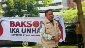 Ketua Panitia Baksos Andi Fahsar M Padjalangi atau Puang Baso dalam penyaluran beras ke driver ojek online.