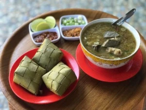 Ketupat jadi pendamping coto