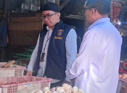 Komisi Pengawas Persaingan Usaha (KPPU) melalui Kantor Wilayah VI Makassar melakukan pemantauan langsung terhadap harga serta ketersediaan bahan pokok penting (bapokting) di Pasar Terong, Senin