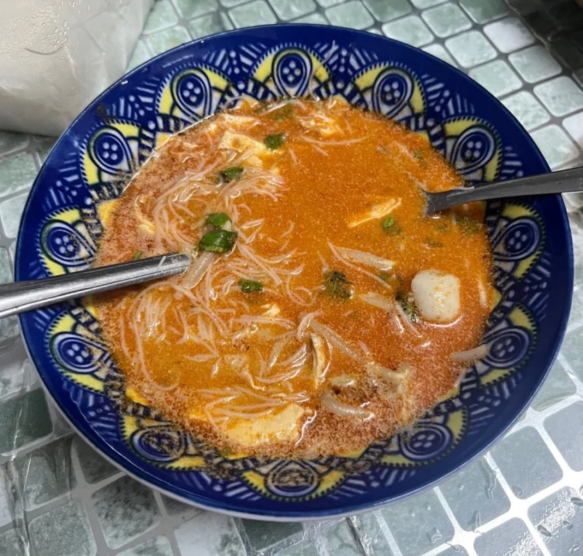 Laksa Sarawak, salah satu menu berbuka dan makan sahur di Malaysia (Dokumentasi Pribadi)