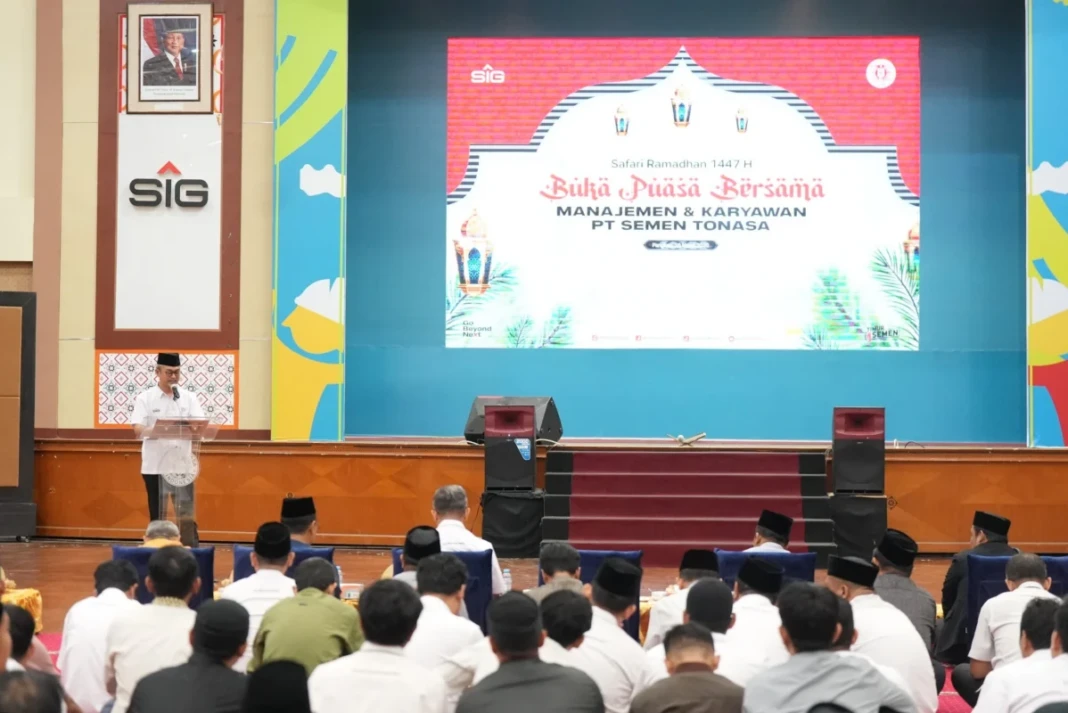 Manajemen bersama karyawan dan karyawati PT Semen Tonasa menggelar kegiatan buka puasa bersama sebagai momentum mempererat silaturahmi dan kebersamaan di bulan suci Ramadan di Auditorium Kantor Pusat PT Semen Tonasa, Senin (16/3/2026).